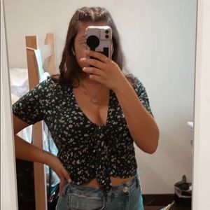 Cropped tie in the front blouse